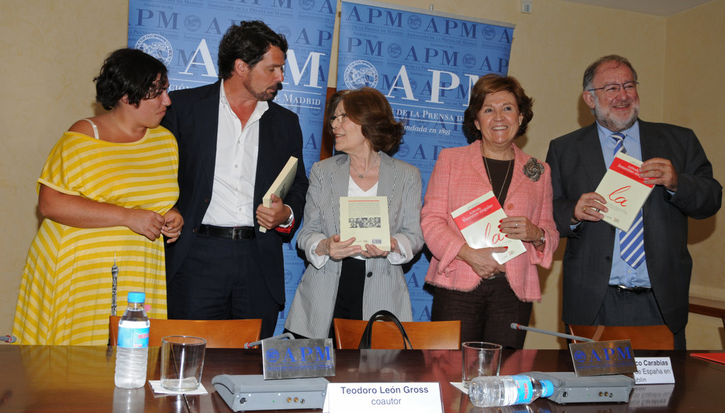 De izq. a dcha., Tamara García, Teodoro León Gross, Mercedes Rico Carabias, Carmen Caffarel y Fernando González Urbaneja. Fotos: Elena Hidalgo / APM